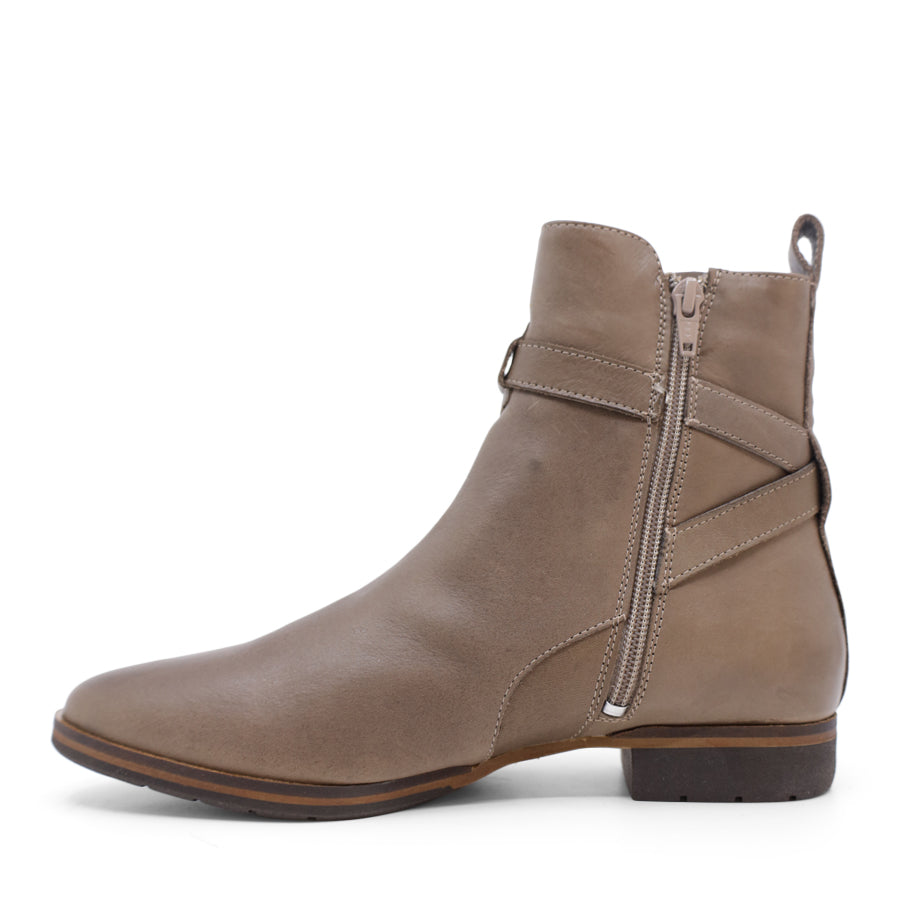 BROWN ANKLE BOOT WITH HEEL STIRRUP STRAPPING
