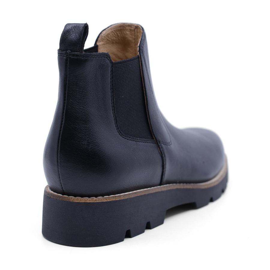 BLACK DUAL ELASTIC GUSSET SLIP ON ANKLE BOOT