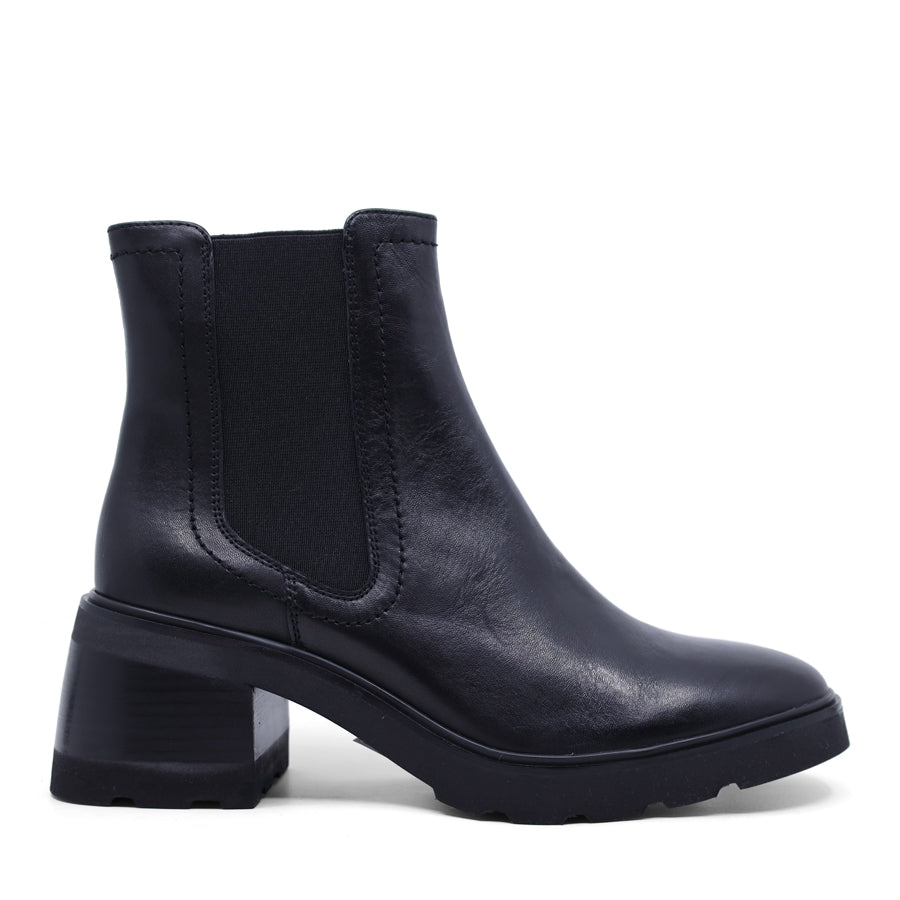BLACK DOUBLE ELASTIC GUSSET PULL ON ANKLE BOOT