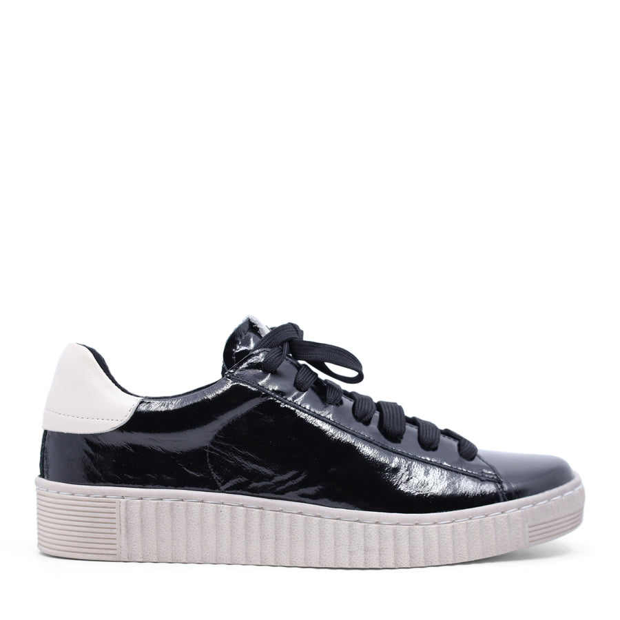 BLACK WHITE LACE UP SNEAKER