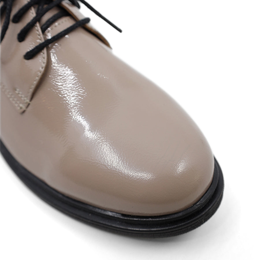 MOUTON BEIGE PATENT UPPER BLACK SOLE BLACK LACE UP SHOE