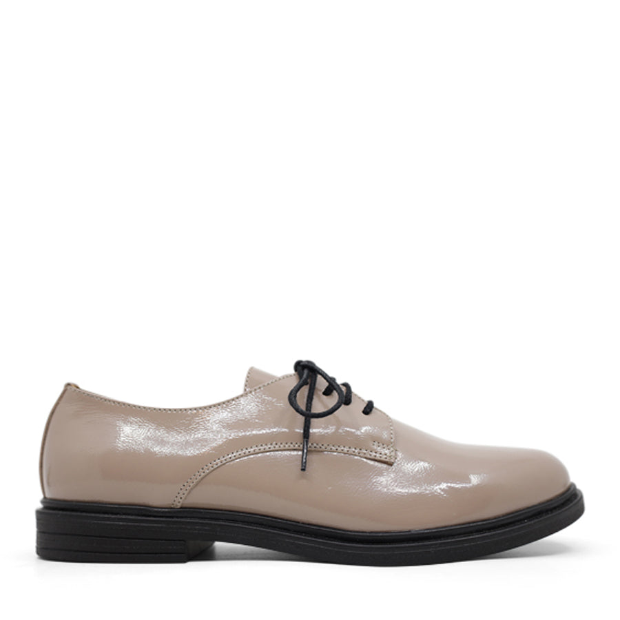 MOUTON BEIGE PATENT UPPER BLACK SOLE BLACK LACE UP SHOE