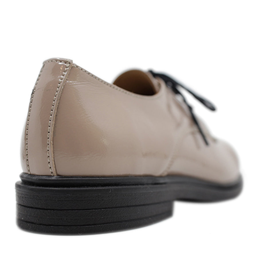 MOUTON BEIGE PATENT UPPER BLACK SOLE BLACK LACE UP SHOE