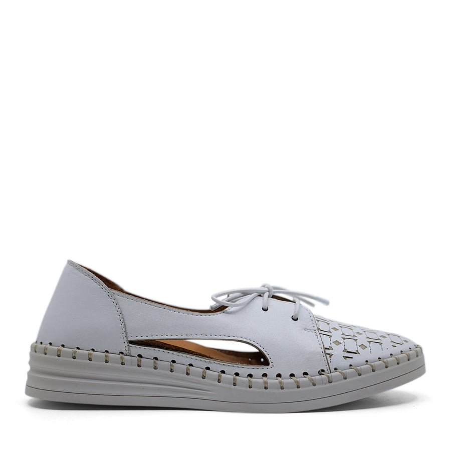 WHITE SIDE CUT ENCLOSED TOE HEEL LACE UP FLAT SNEAKER 
