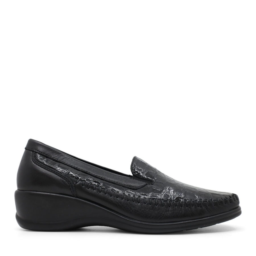BLACK LEATHER SLIP ON FLAT