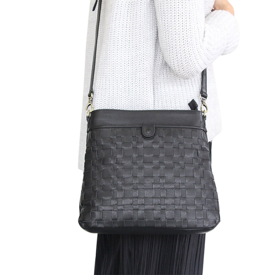 BLACK SHOULDER BAG WEAVE PATTERN HANDBAG