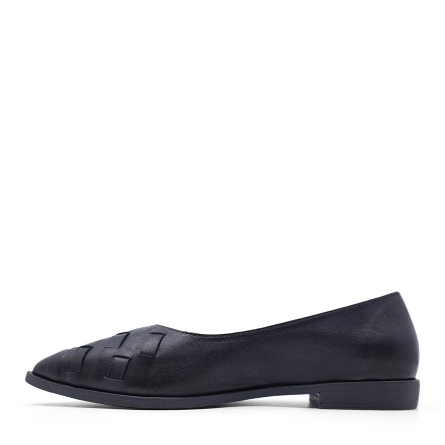 BLACK POINTED TOE PATTERN SLIP ON FLAT LOAFER