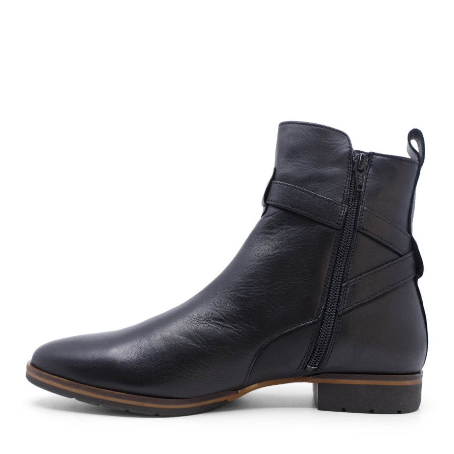 BLACK ANKLE BOOT WITH HEEL STIRRUP STRAPPING