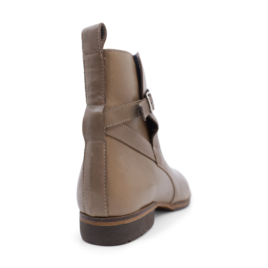 BROWN ANKLE BOOT WITH HEEL STIRRUP STRAPPING
