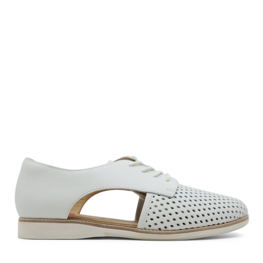 WHITE SIDECUT DERBY LACE UP SHOE