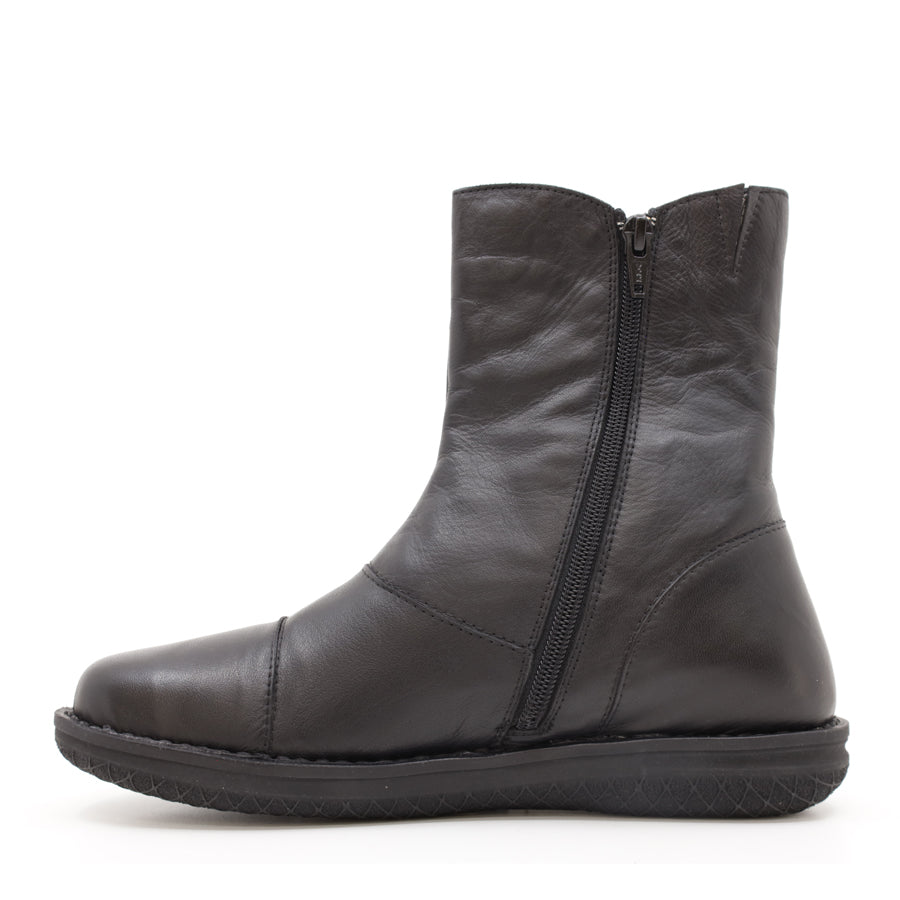 BLACK PULL ON BOOT WITH SIDE ZIP