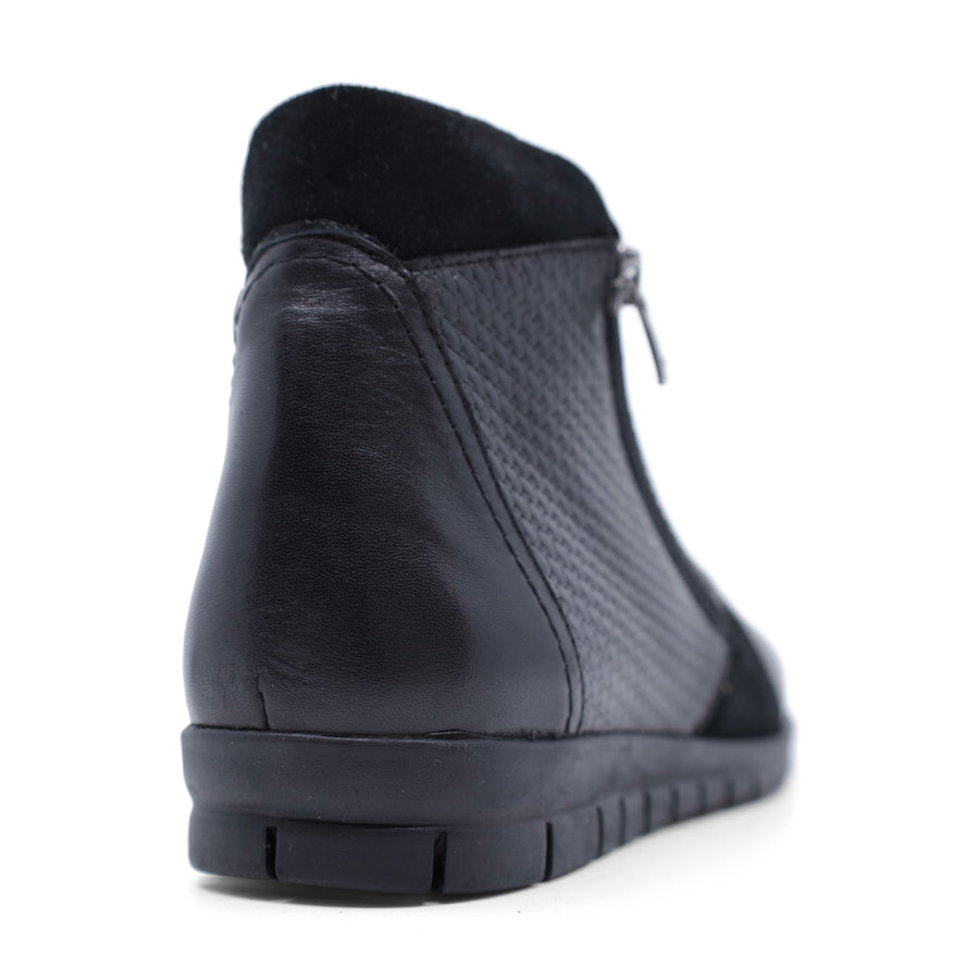 BLACK PULL ON BOOT WITH SIDE ZIP