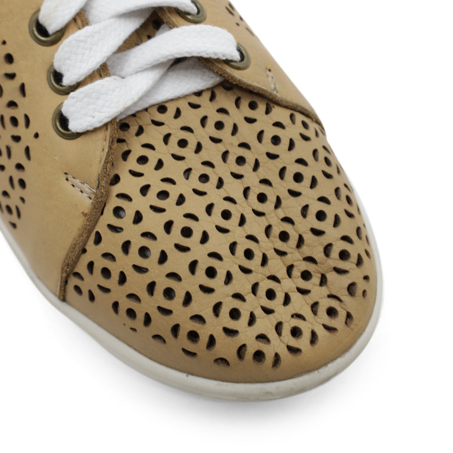 SCISSORS TAN PUNCHED LEATHER LACE UP SNEAKER